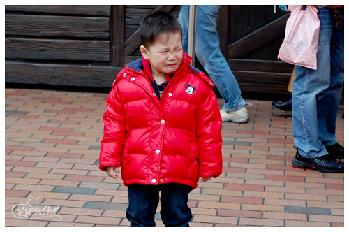 crying kid at disney