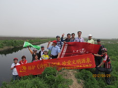 「詩河」活動，崔晟以帶領學生考察詩經中的河流，圖為2012年5月1日在駐馬店練江河考察(綠色中原提供)