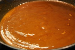 Salsa de curry rojo lista para añadir los gambones