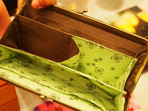 エッセイスト柳沢小実さんと作ったしあわせ運ぶひとつでふた役がまグチ財布の会　キャメルブラウンｘ黄緑