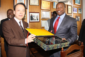 Zimpapers group editor-in-chief Mr Pikirayi Deketeke receives a token from Xinhua news agency editor-in-chief Mr He Ping at Herald House in Harare August 7, 2012. by Pan-African News Wire File Photos