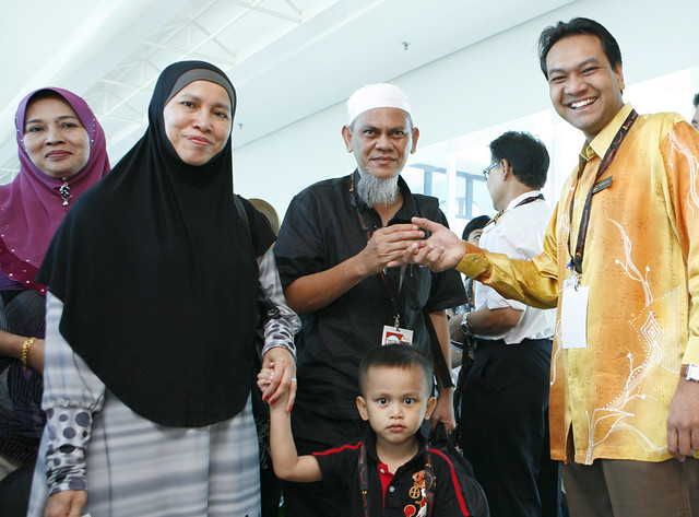 Director Ministry of Tourism Malaysia Johor, Mohammad Isa Abdul Halim greeting passengers