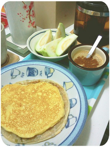 早午餐 ::: 起司蛋蔥油餅+榛果奶酒咖啡+芭樂,配上從北京帶回來的普洱茶一壺 by 南南風_e l a i n e