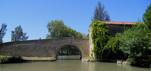 Le pont de Pigasse over the Canal Du Midi