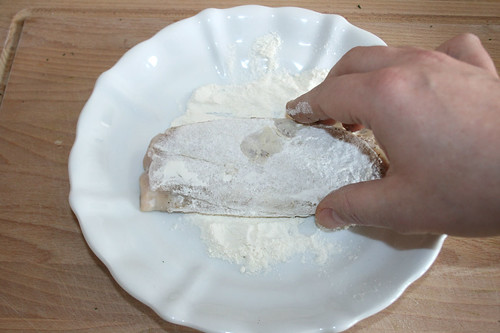 32 - Im Mehl wenden / Turn in flour