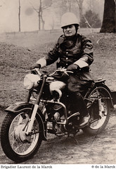 Laurent de la Marck en uniforme, sur sa moto