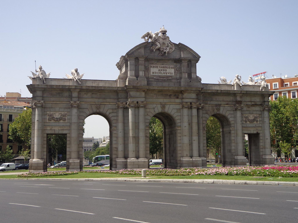 Puerta de Alcalá; vanaf de buitenkant, de stad inkijkend