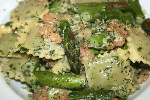 28 - Ravioli mit Garnelen & Spargel in Kräutersahne / Ravioli with shrimps and asparagus in herb cream - CloseUp