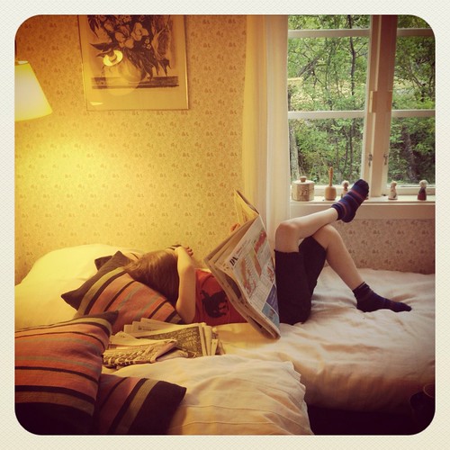 Viggo läser tidningen på morfars säng