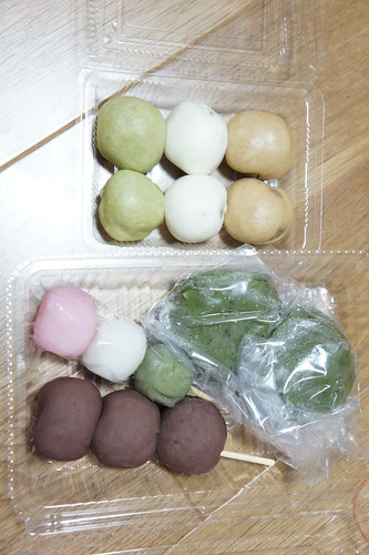 静岡駅前「みのや」の和菓子。小団子6個はおまけしてくれた。