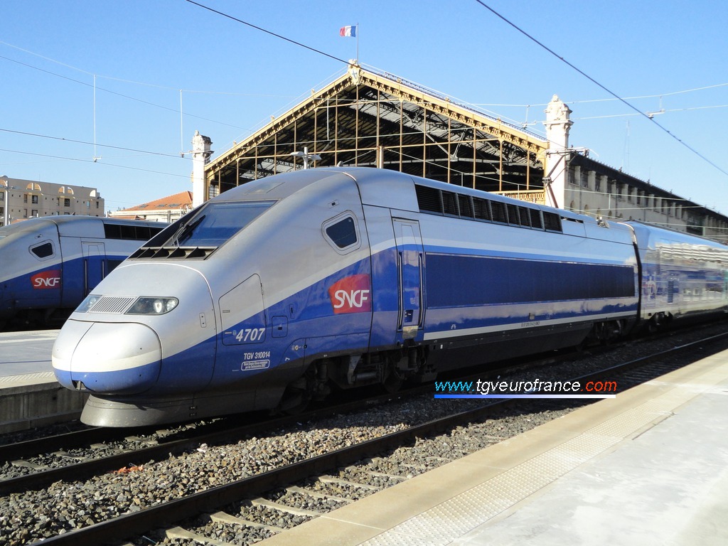 Un TGV RGV 2N2 Euroduplex (la rame 4707 SNCF conçue par Alstom Transport)