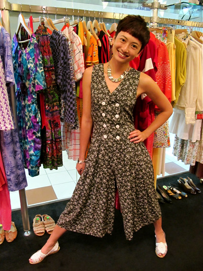 Slide, slide, slide around in this "double breasted" 1980s jumpsuit. We like jumpsuits cos they let us be chor lor! Here, we're wearing it with a 1950s necklace and bracelet set. Swee!