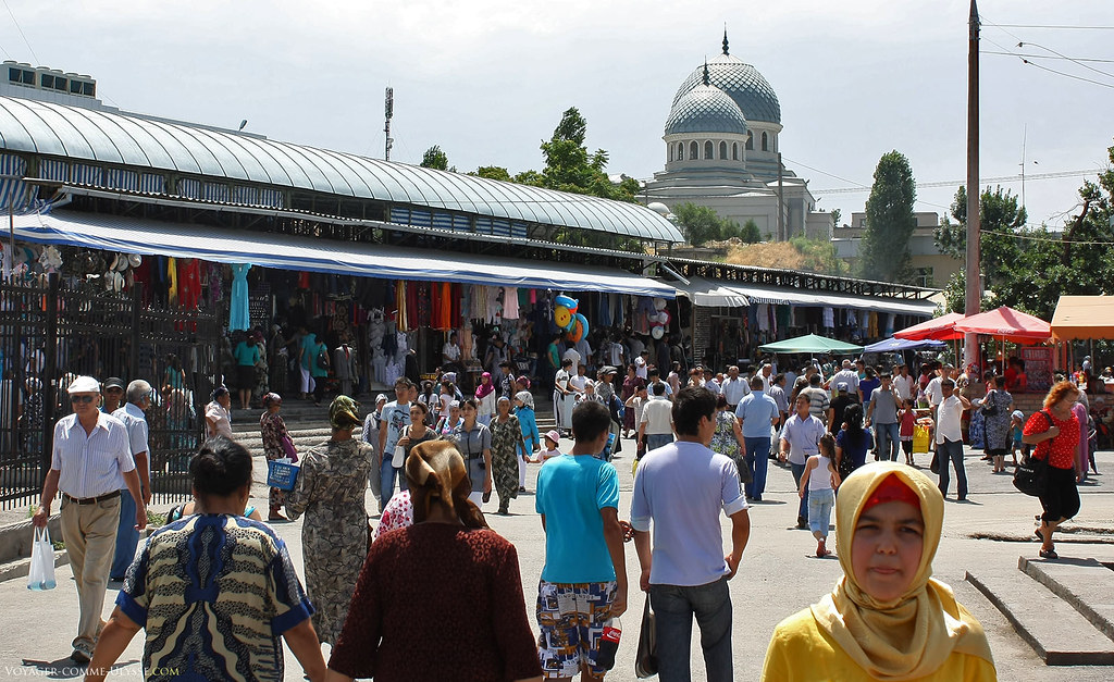 O mercado de Tashkent é muito colorido, quer seja pelos produtos vendidos ou pelas pessoas que por aqui passeiam.