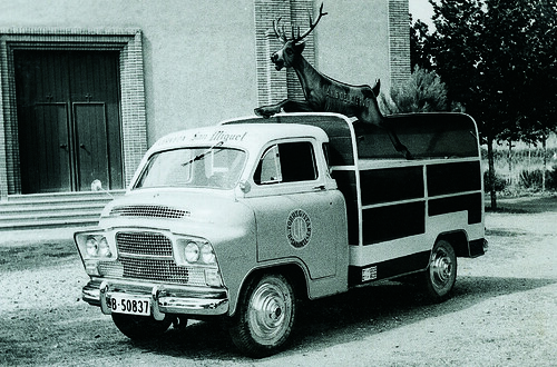 Creacio de una furgoneta Anís del Ciervo 1964