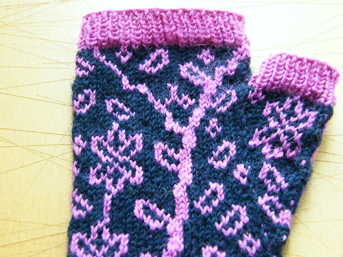 - top edgeSomething Floral Mitts