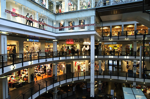 Er folk lei av å bruke dagene sine på steder som dette, kjøpesenteret Oslo City? (Foto: Aktiv i Oslo/flickr)