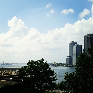 ブルックリンからマンハッタンを眺めてます。端っこにちっちゃ〜く、自由の女神、見えます？
