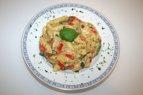 36 - Schupfnudelpfanne mit Paprika, Hühnchen & Mozzarella /  Potato pasta stew with paprika, chicken & mozzarella - Serviert