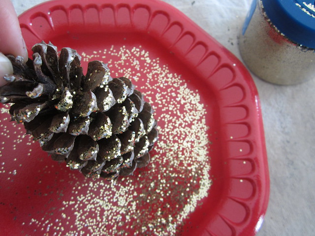 How to Make Glitter Pine Cones