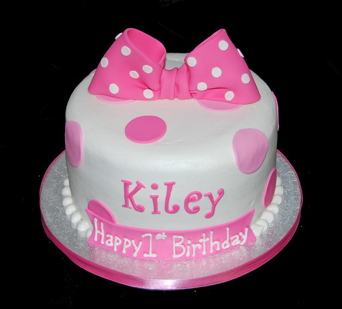 pink polka dot first birthday cake for a minnie mouse celebration