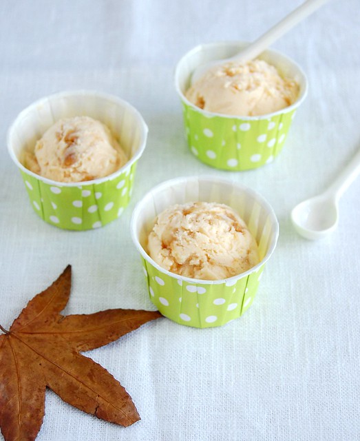 Macadamia crunch ice cream / Sorvete com praliné de macadâmia