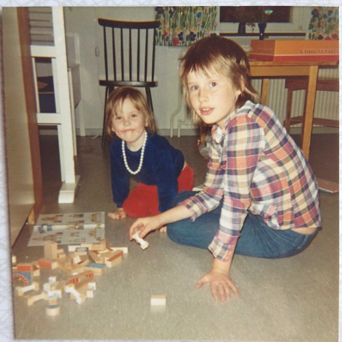 Kerstin och Anna i barnkammaren på Idrottsgatan 1973