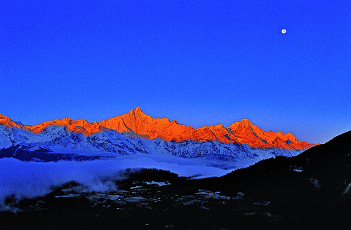 Khawa Karpo Peak at full moon. Photograph by Fang Zhendong.