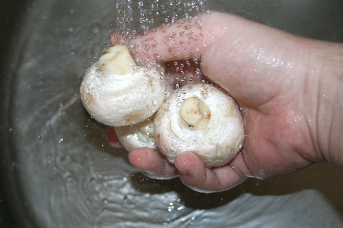 13 - Champignons waschen / Wash white mushrooms