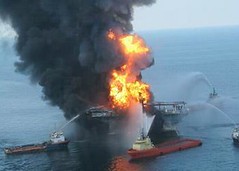 消防船上的船員與深海地平線的大火搏鬥，2010年4月21日。（美國海岸防衛隊提供）