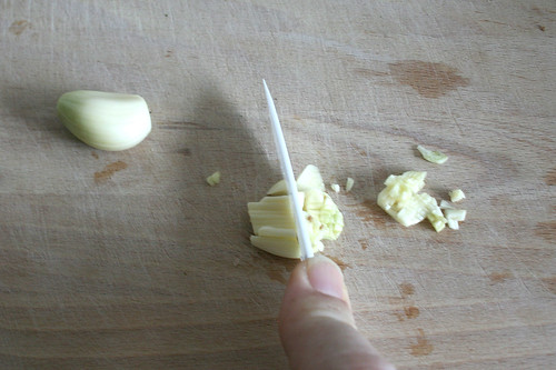 15 - Knoblauch zerkleinern / Cut garlic