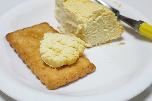 手作りベイクドチーズケーキをバターココナツの上に乗せると…ダイエットしてたなんて記憶が全部飛ぶうまさｗ
