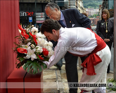Ofrenda floral de la Corporación Municipal a Don Diego López de Haro frente a su estatua.