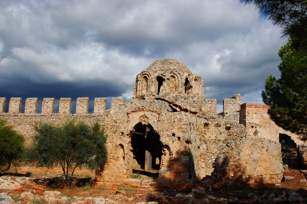 На территории крепости находится множество памятников архитектуры различных эпох - церкви, часовни, мечети, хамамы и др.