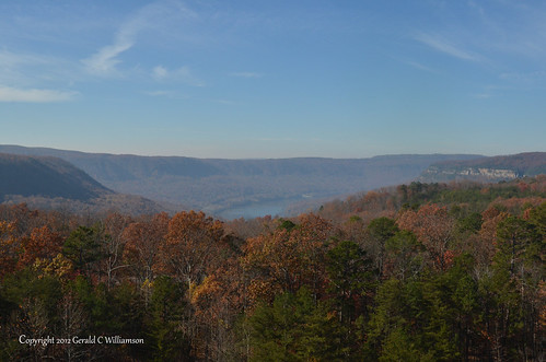 Fall colors in the Grand Canyon of the Tennessee River