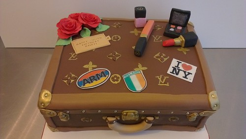 Personalized LV suitcase trunk by CAKE Amsterdam - Cakes by ZOBOT