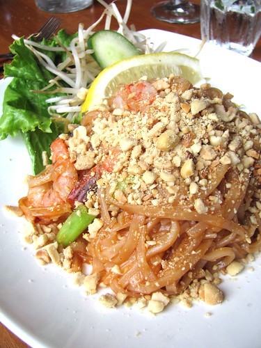 Dinner at Queen Mom: Real Pad Thai!