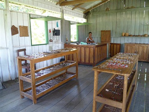 Boca do Mamirauá部落紀念品商店，出售部落居民的手工藝品，導遊也輪流將遊客帶至不同藝品店採購，讓每個社區都能均分生態旅遊的經濟利益。攝影：林貞妤。