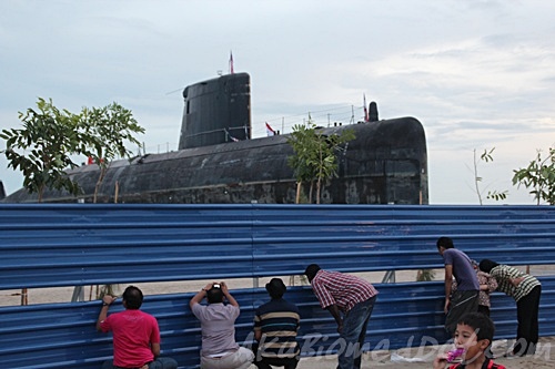 Pengunjung Skodeng kapal selam di pantai klebang