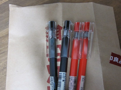 無印の中性ゲルインキ六角ボールペン0.25・黒、赤を買いだめ | [16 