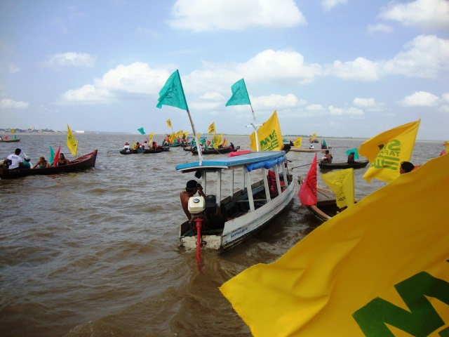 Bajaras (canoas) no bloqueio ao rio Amazonas. Foto: Ronilma Santos