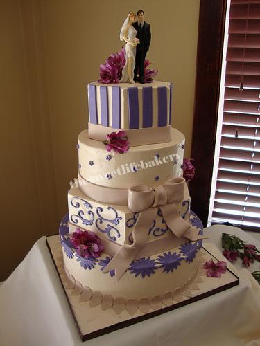 Purple and Champagne Wedding Cake Some brides are afraid to use their 