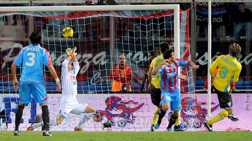 Il perentorio colpo di testa di Bergessio nel 2-1 rossazzurro del 2011