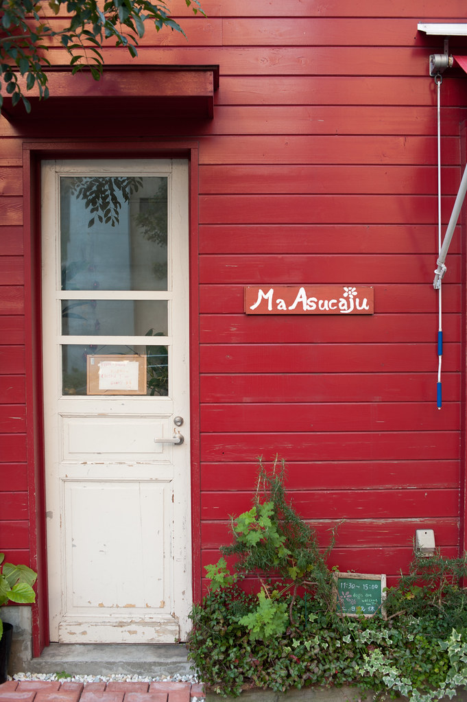 赤い壁に白いドアのカフェ DSC_1410