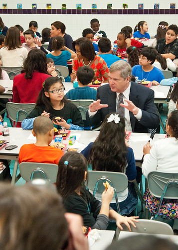 Agriculture Secretary Tom Vilsack joined First Lady Michelle Obama and celebrity cook Rachel Ray at Parklawn Elementary School in Alexandria, Virginia, Wednesday, January 25, 2012 to speak with faculty and parents about the United States Department of Agriculture’s new and improved nutrition standards for school lunches. An important accomplishment of the Healthy, Hunger-Free Kids Act that President Obama signed into law last year, USDA is making the first major changes in school meals in over 15 years. The new standards encourage fruits and vegetables every day of the week, increasing offerings of whole grain-rich foods, offering only fat-free or low-fat milk and making sure kids are getting proper portion sizes. USDA Photo by Bob Nichols