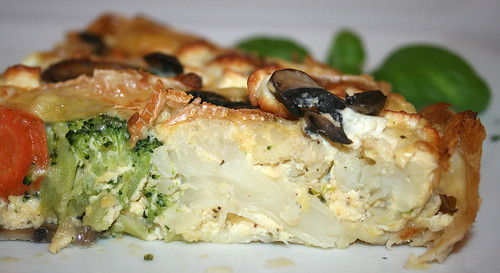 32 - Blätterteig-Quiche mit Gemüse, Feta & Camembert / Puff pastry quiche with vegs, camembert & feta - CloseUp