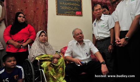 Prime Minister, Dato’ Seri Mohd Najib Tun Haji Abdul Razak activating the NJOI decoder for e-Kasih recipient Rahimah bte Abd Majid