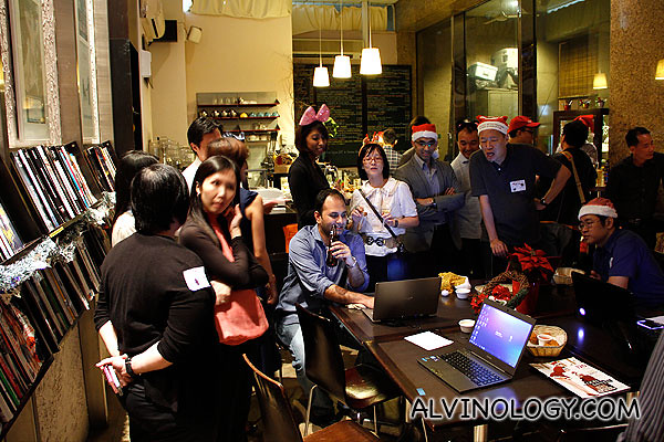 Bloggers mingling with the Microsoft team