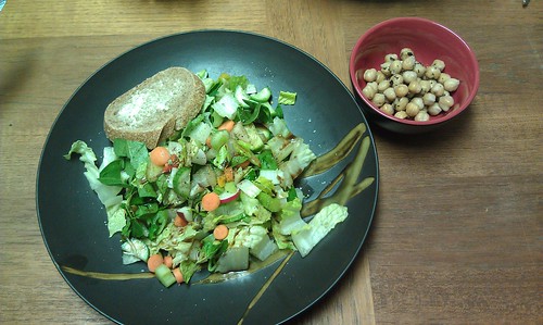 Salad and baked chickpeas by VlinderM
