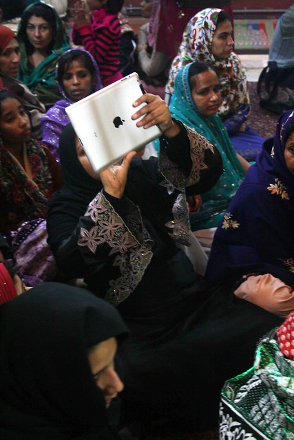 City Moment – The Woman’s iPad, Hazrat Nizamuddin Dargah