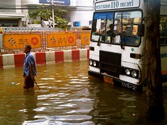 曼谷市區的巴士被洪水所困，2011年10月25日。(Pailin_C攝影)